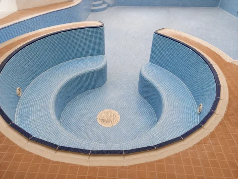 Светлая мозаичная чаша с круглой SPA-зоной — ракурс 3