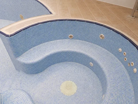 Светлая мозаичная чаша с круглой SPA-зоной — ракурс 4