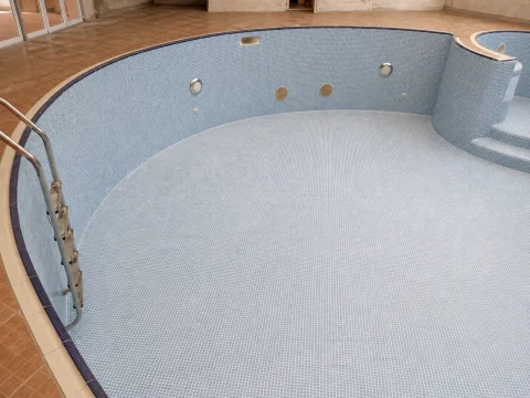 Светлая мозаичная чаша с круглой SPA-зоной — ракурс 1