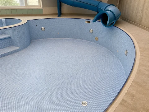 Светлая мозаичная чаша с круглой SPA-зоной — ракурс 2