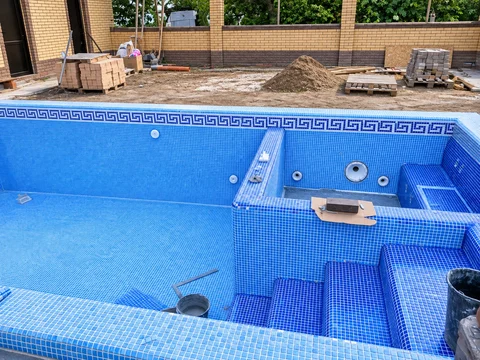 Мозаичная чаша и SPA-зона в процессе отделки