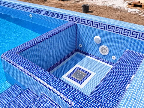 Мозаичная отделка отдельной SPA-зоны крупным планом
